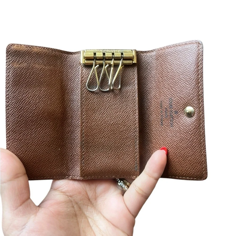 Louis Vuitton 4 Key Holder, Pre- Loved. Excellent condition!